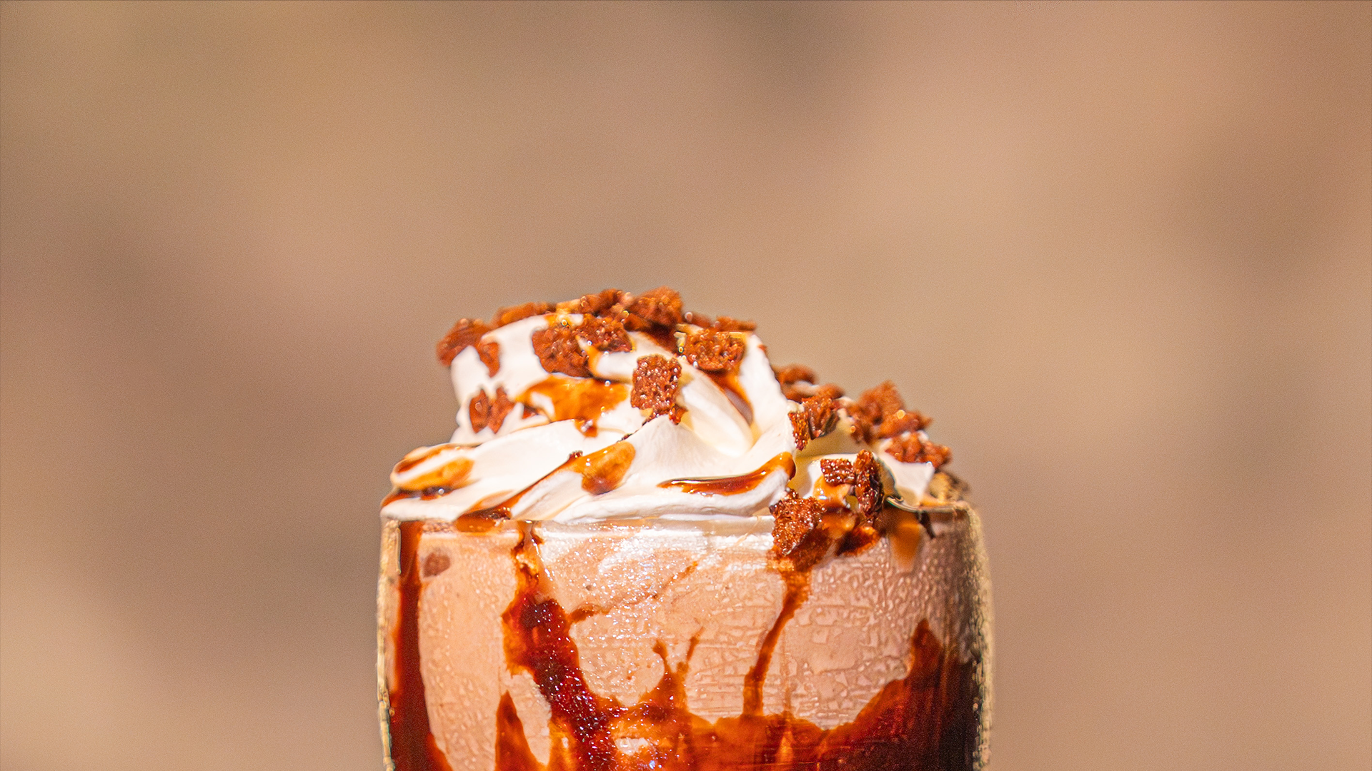 Milk-shake com chantilly, calda de caramelo e crocante